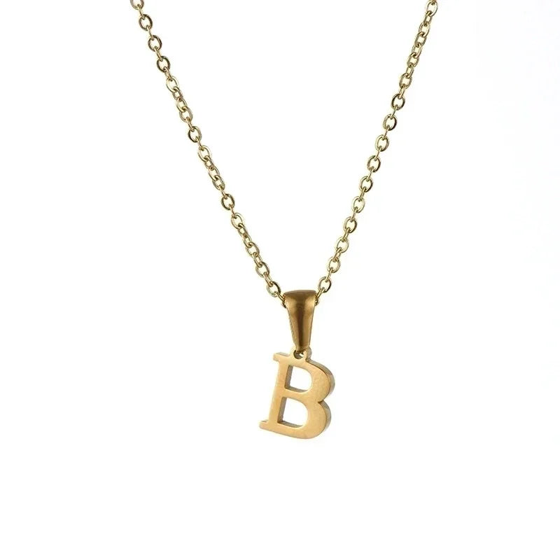 Goudkleurige letter ’B’ hanger ketting aan een delicate ketting.