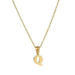 Goudkleurige letter ’Q’ hanger ketting aan een delicate ketting.