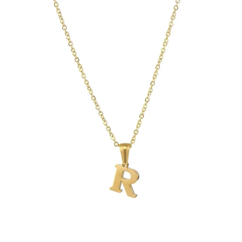 Goudkleurige letter ’R’ hanger aan een delicate ketting.