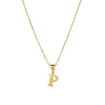 Goudkleurige letter ’P’ hanger aan een delicate ketting.