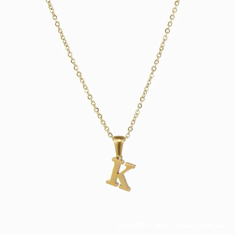 Goudkleurige letter ’K’ hanger ketting aan een delicate ketting.