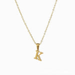 Goudkleurige letter ’K’ hanger ketting aan een delicate ketting.