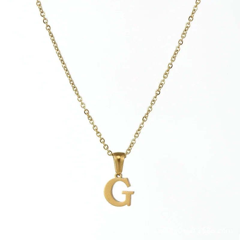 Goudkleurige letter ’G’ hanger ketting aan een delicate ketting.