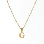 Goudkleurige letter ’G’ hanger ketting aan een delicate ketting.