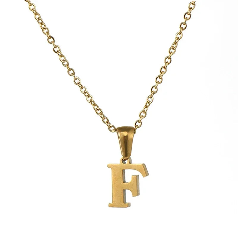 Goudkleurige letter ’F’ hanger ketting met ketting.