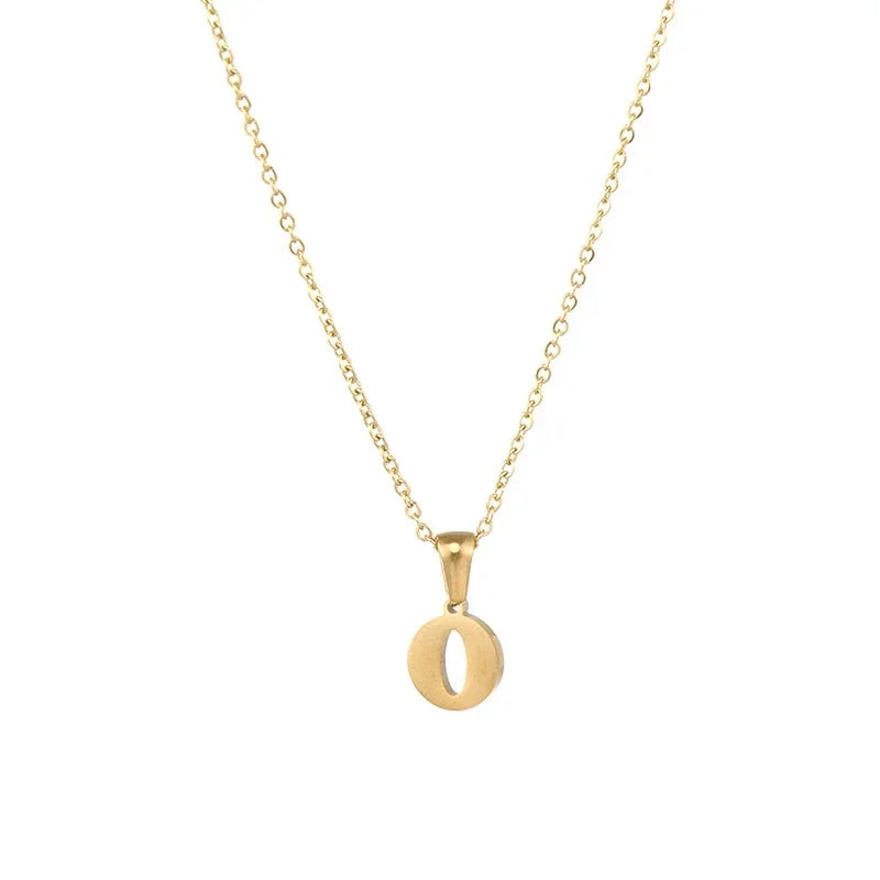 Goudkleurige hangerketting met de letter ’O’ aan een delicate ketting.