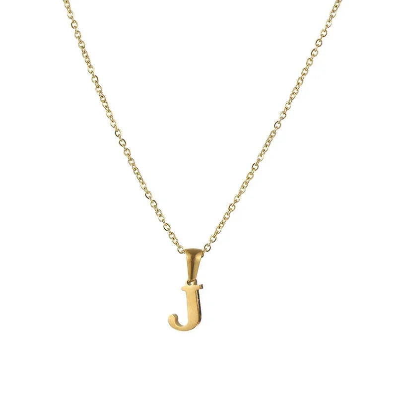 Hanger met goudkleurige letter ’J’ aan een fijne ketting.