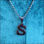 Een ketting met een letter s erop