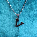 Een ketting met zwarte letters en een bolletjesketting