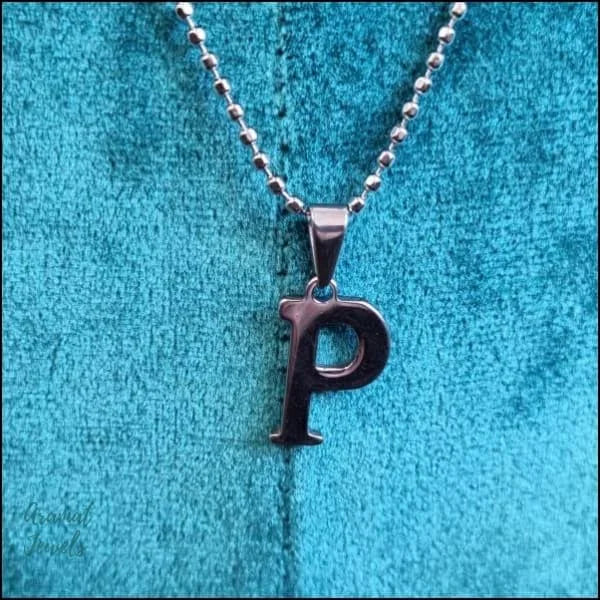 Een ketting met de letter p erop