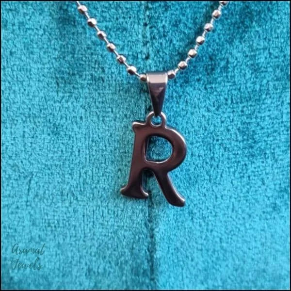 Een ketting met een letter r erop