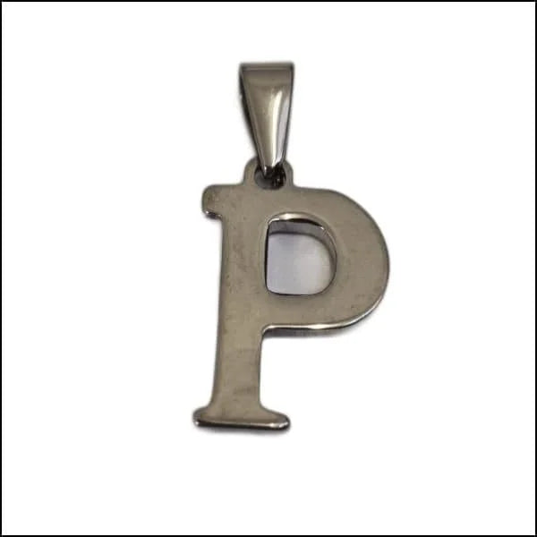 Een zilveren hanger met de letter p erop