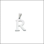 Een witte hanger met de letter r erop