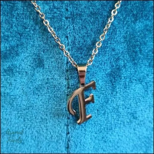 Een ketting met een kleine letter erop