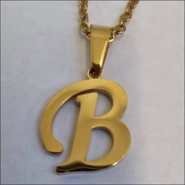 Een gouden hanger met de letter b erop