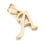 Gouden letter ’A’ hanger met een decoratieve cursieve stijl.