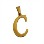 Een gouden hanger met de letter c