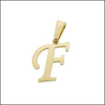 Een gouden hanger met de letter f erop