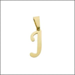 Een gouden hanger met de letter j erop