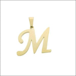 Een gouden hanger met de letter m erop