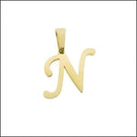 Een gouden hanger met de letter n