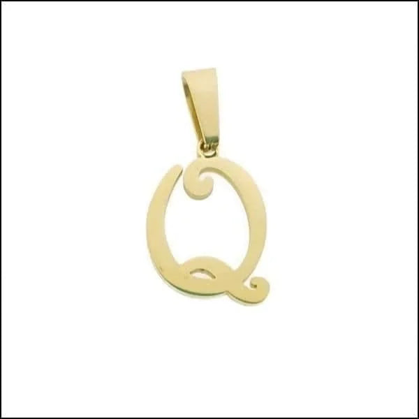 Een gouden hanger met een letter q erop