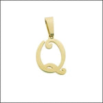 Een gouden hanger met een letter q erop