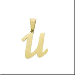 Een gouden hanger met de letter u erop