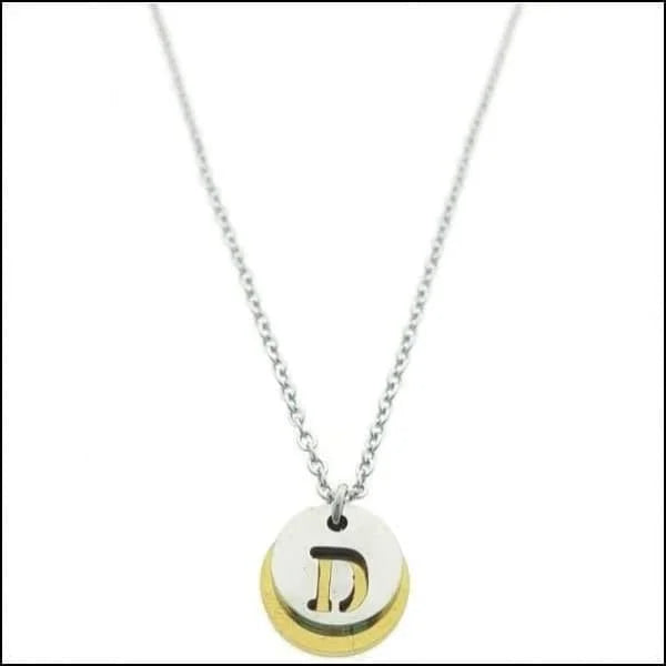 Een ketting met een letter erop