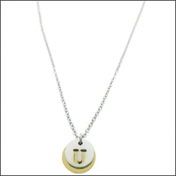 Een ketting met een letter j erop