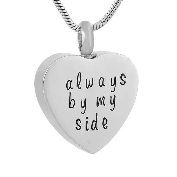 Een zilveren hart hanger met de woorden always side