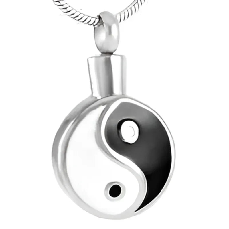 Een close-up van een yin yin hanger aan een ketting