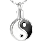 Een close-up van een yin yin hanger aan een ketting