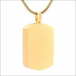 Een gouden hanger met dogtag en ketting