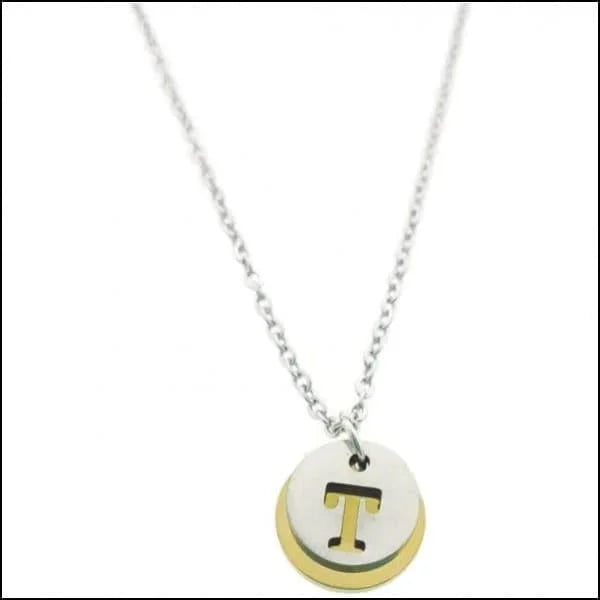 Een ketting met een letter t erop