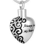 Een hanger in de vorm van een hart met de woorden always in my heart