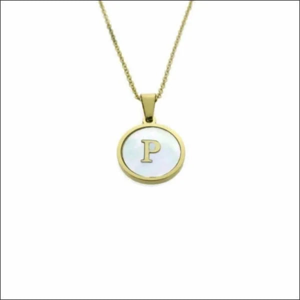 Een gouden ketting met een witte letter