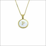 Een gouden ketting met een witte letter