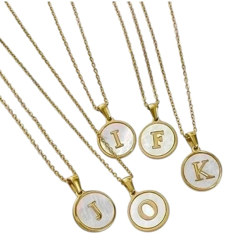 Hanger kettingen met gouden rand en individuele parelmoer letters J, O, F, K.