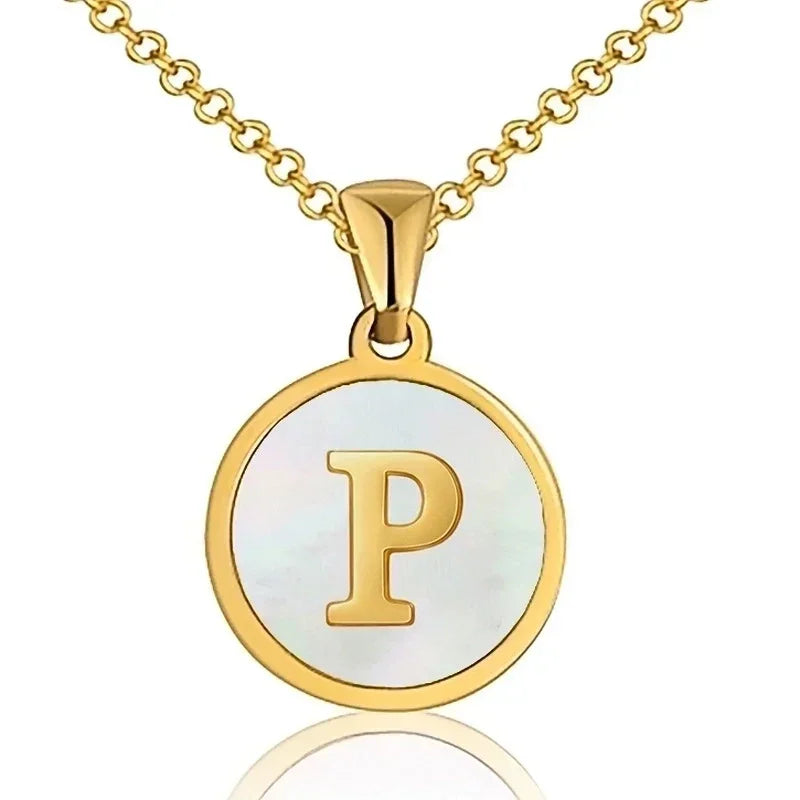 Gouden en witte ronde hanger met de letter ’P’ aan een ketting.