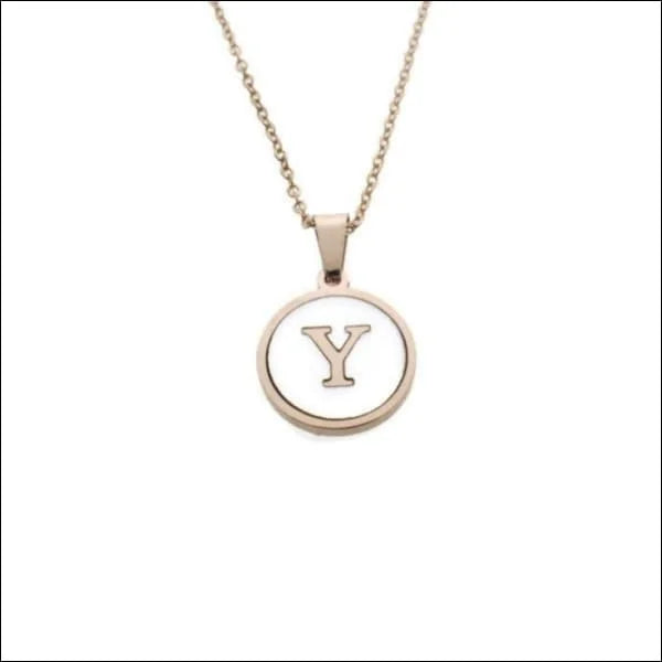 Een gouden ketting met een letter y erop