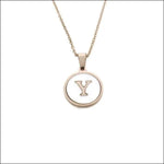 Een gouden ketting met een letter y erop