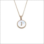 Een gouden ketting met een letter j erop