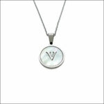 Een witte ketting met een zilveren hanger met de letter v erop