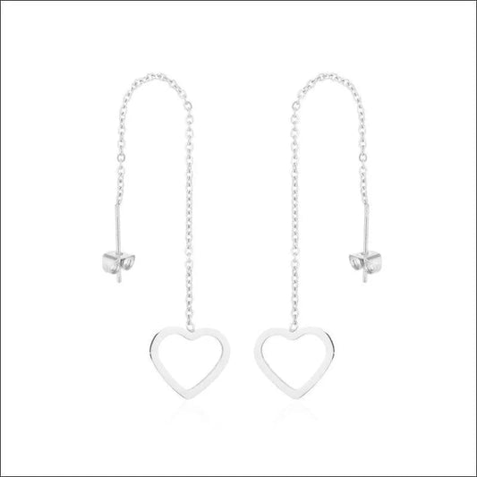 Een paar zilveren hart oorbellen