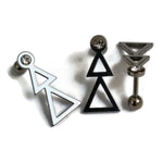 Drie driehoekige studs met een zwarte en witte driehoek