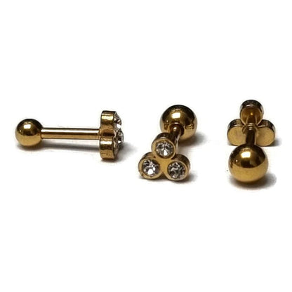 Een paar goudkleurige studs met een diamant aan elke kant