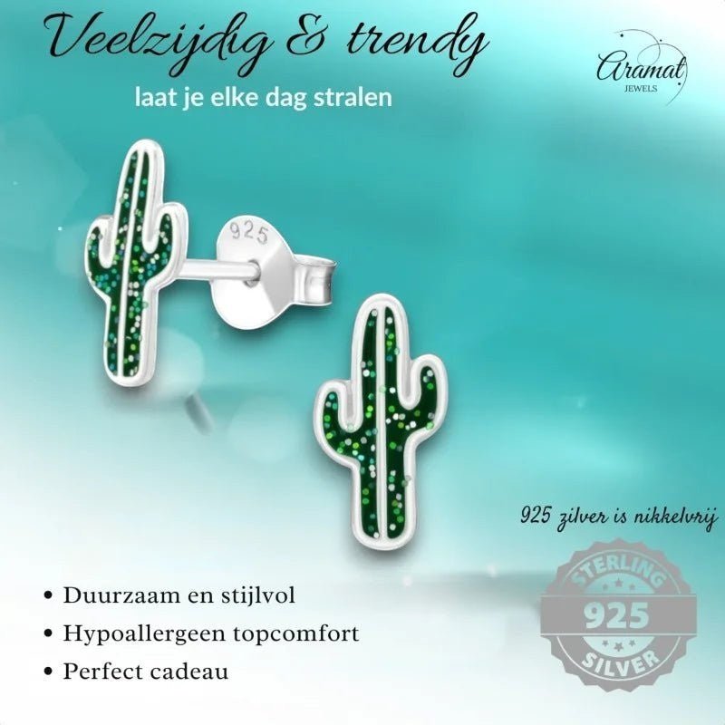 Cactusvormige zilveren oorbellen met groene glitters.