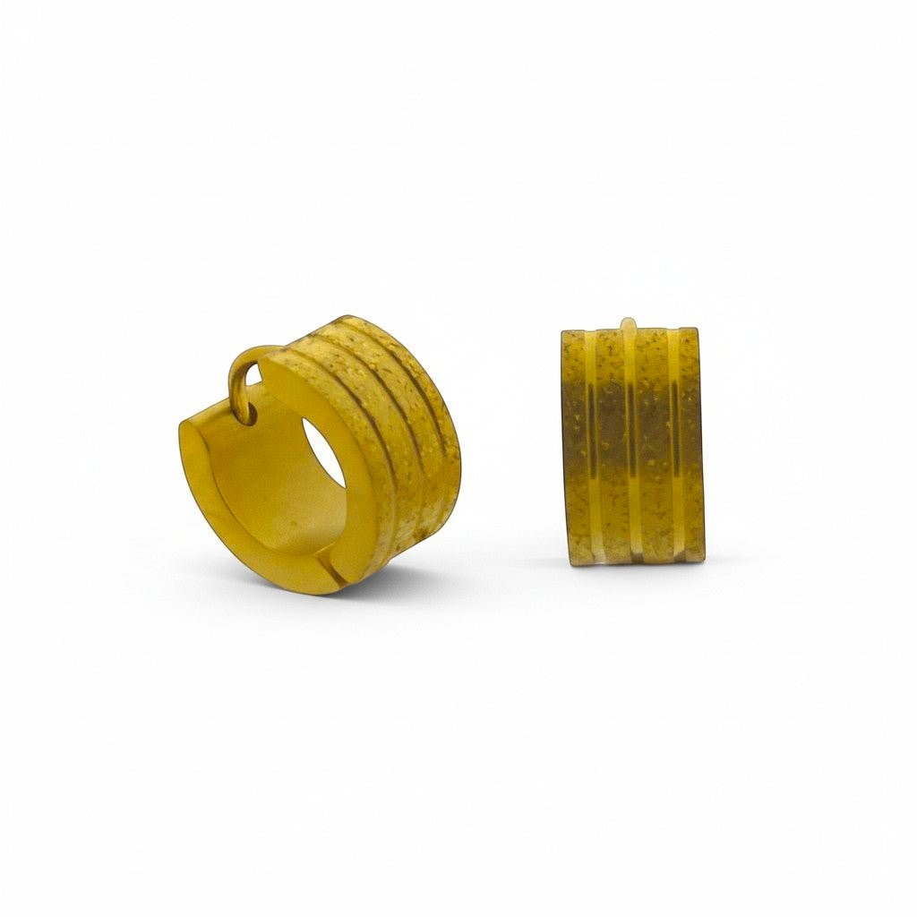 Huggies – Goudkleurig RVS Gediamanteerd met Sandblasted Streepjes - Aramat Jewels - Oorringen - cadeautip