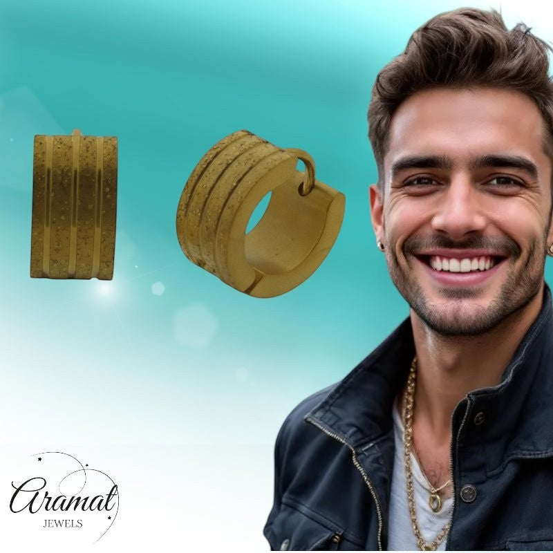 Huggies – Goudkleurig RVS Gediamanteerd met Sandblasted Streepjes - Aramat Jewels - Oorringen - cadeautip